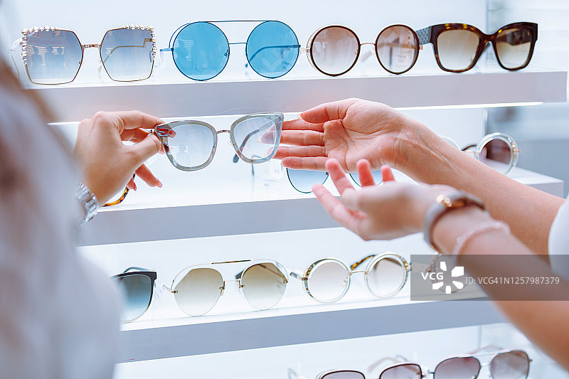 选择太阳镜图片素材