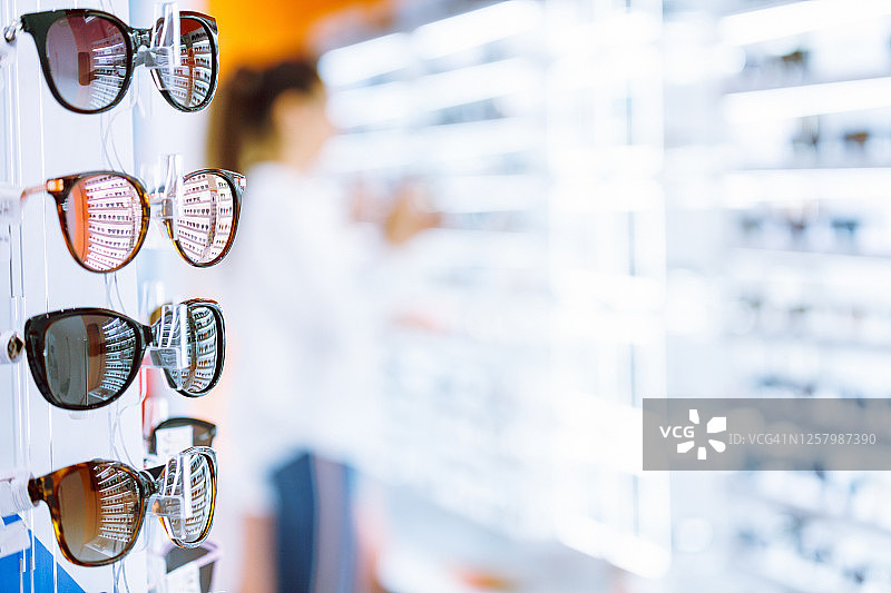 零售店中展示的一排竖版女士太阳镜图片素材