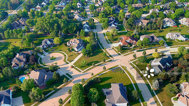 田园般的街区，美丽的住宅，夏季航拍景观图片素材