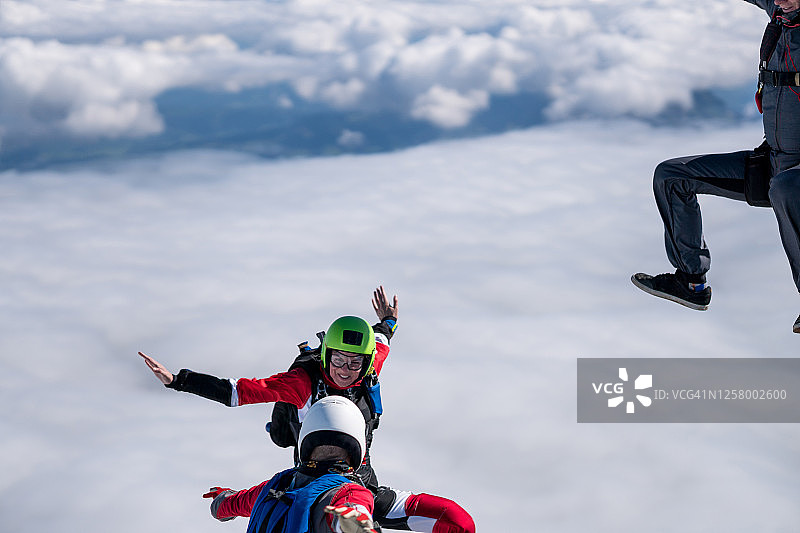 自由落体跳伞者翱翔于山景之上图片素材