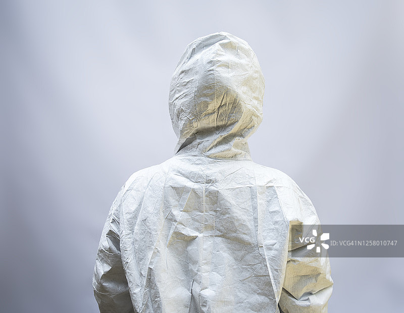 身穿生化防护服的医护人员影棚肖像图片素材