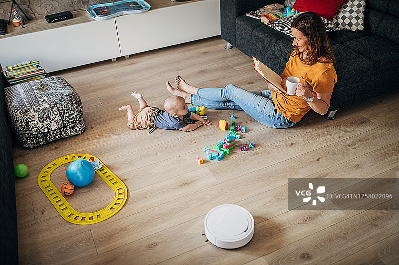 机器人吸尘器清洁地板图片素材