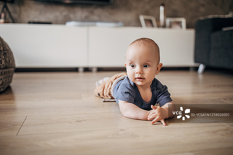宝宝躺在地板上图片素材