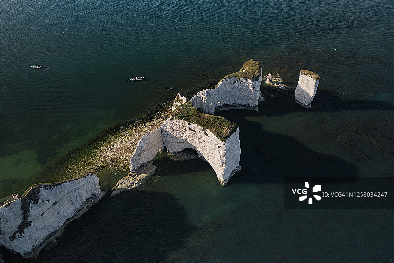 无人机拍摄：英国多塞特郡的老哈里岩图片素材