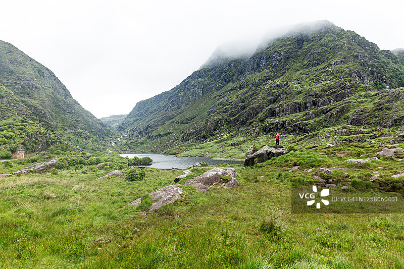 在山谷中徒步的青少年男孩图片素材