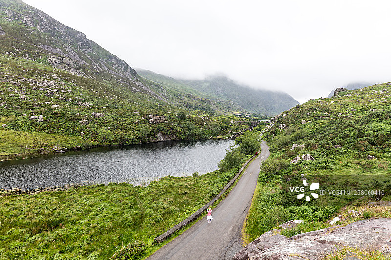 山路和湖泊图片素材