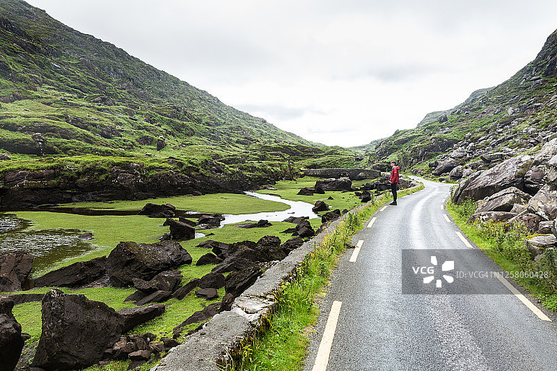 在山谷中徒步的青少年男孩图片素材