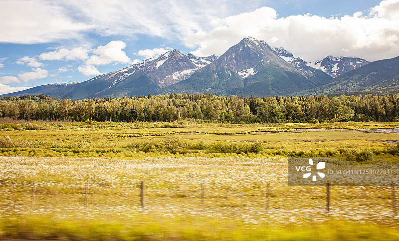 不列颠哥伦比亚省北部高速公路景观图片素材