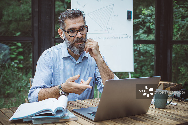 隔离期间辅导学生图片素材