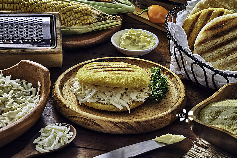 委内瑞拉传统美食：黄色玉米饼配碎奶酪图片素材