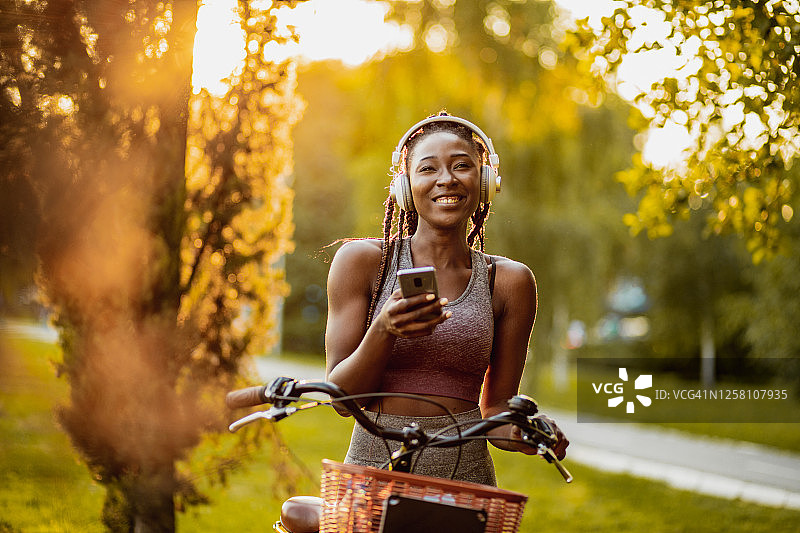 年轻的非裔美国女人在户外放松图片素材