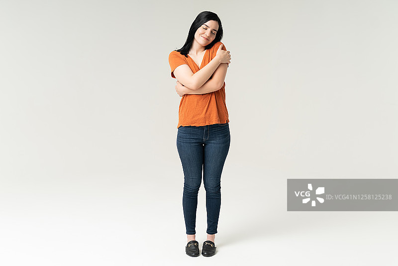 拥抱自己的漂亮女人图片素材