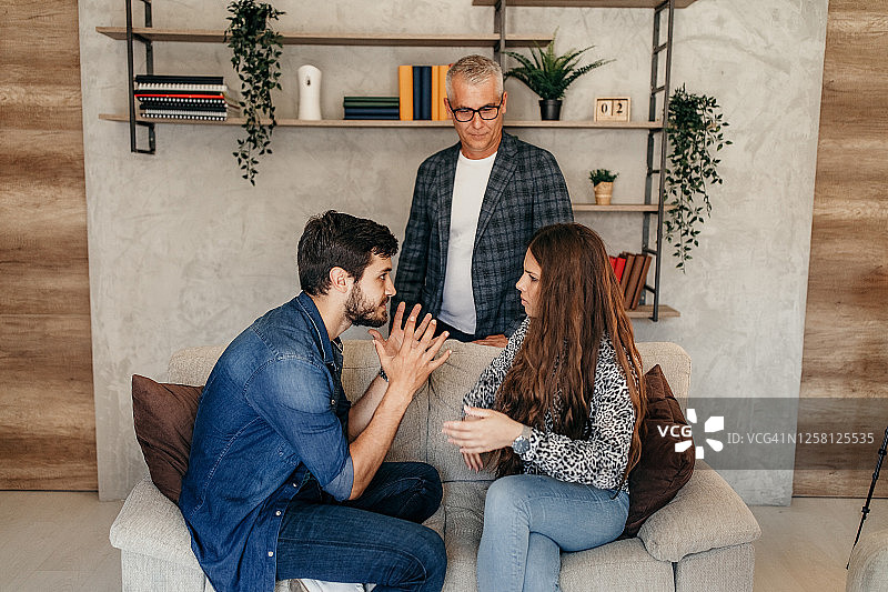 年轻夫妇与专家交谈解决问题图片素材