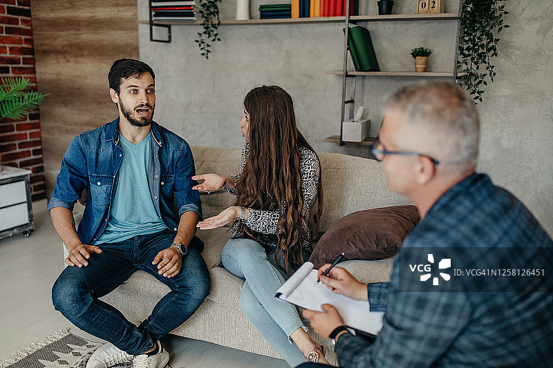 年轻夫妇与心理治疗师图片素材