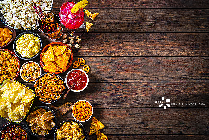 有咸味小吃和饮料的派对餐桌，有复制空间图片素材