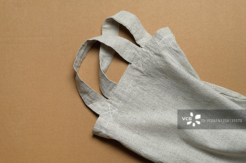 可重复使用的购物袋，由回收材料制成的网状袋，米色背景隔离。无塑料。图片素材