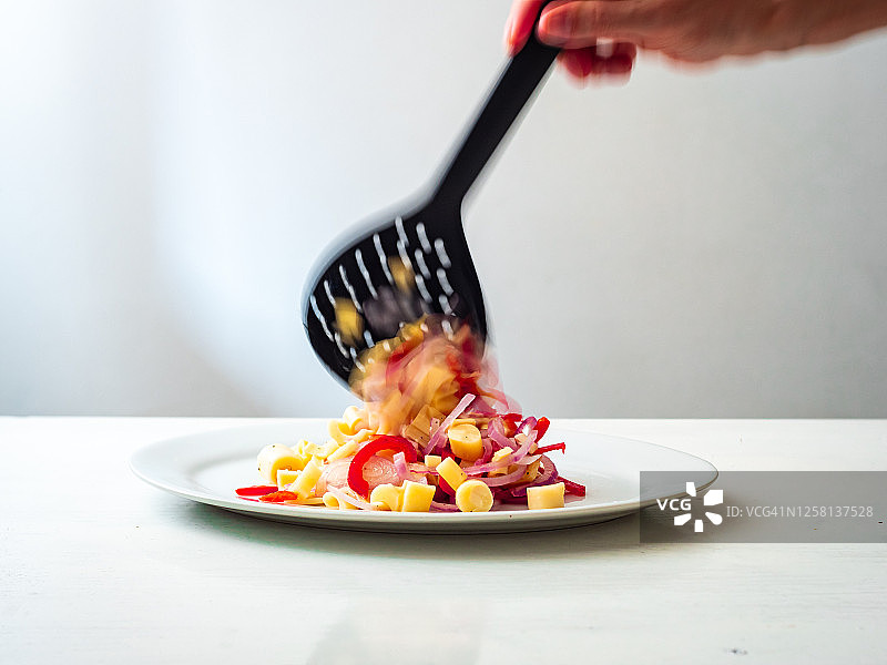 男人制作秘鲁传统海鲜菜肴图片素材