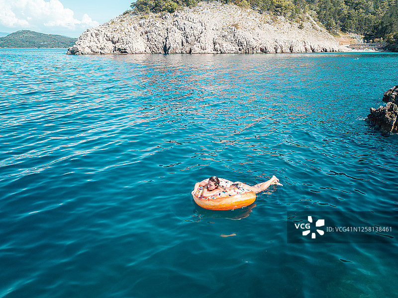 躺在充气泳圈上的女人图片素材