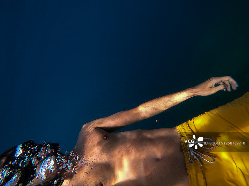 男人浮潜图片素材