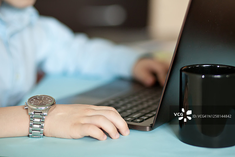 带笔记本电脑的办公桌工作区，儿童在线学习图片素材