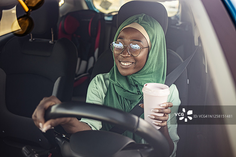 中东女性开车喝咖啡图片素材