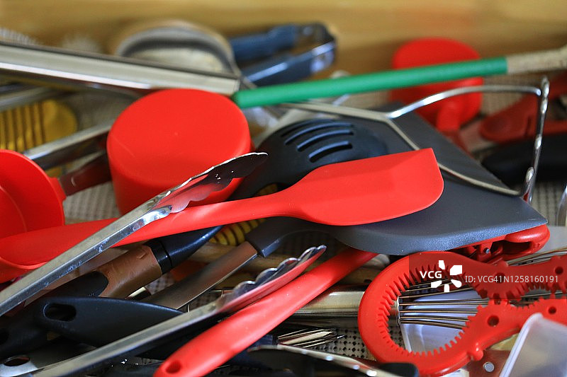 家庭厨房里的各种厨房用具图片素材