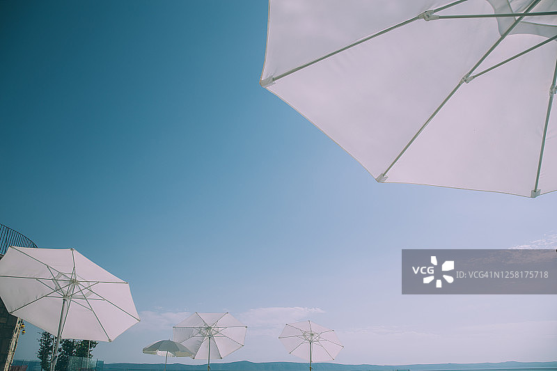 白色沙滩伞图片素材