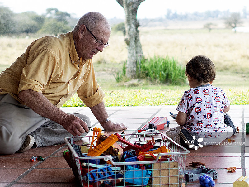爷爷和一岁的孙子玩耍图片素材
