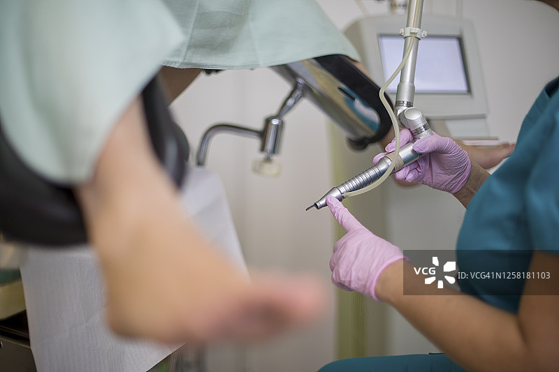 妇科检查：女病人坐在检查椅上图片素材