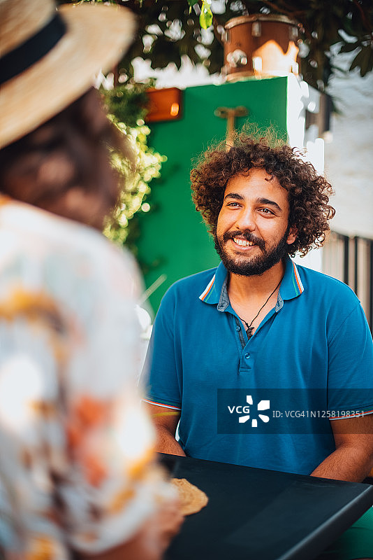 男子在咖啡馆和朋友共度时光图片素材