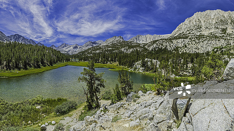 内华达山脉小湖谷的沼泽湖，位于加利福尼亚州约翰·缪尔荒野地区的英约国家森林图片素材