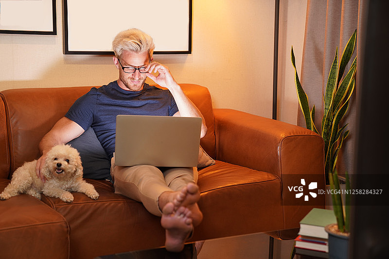 新常态生活方式：在家工作图片素材