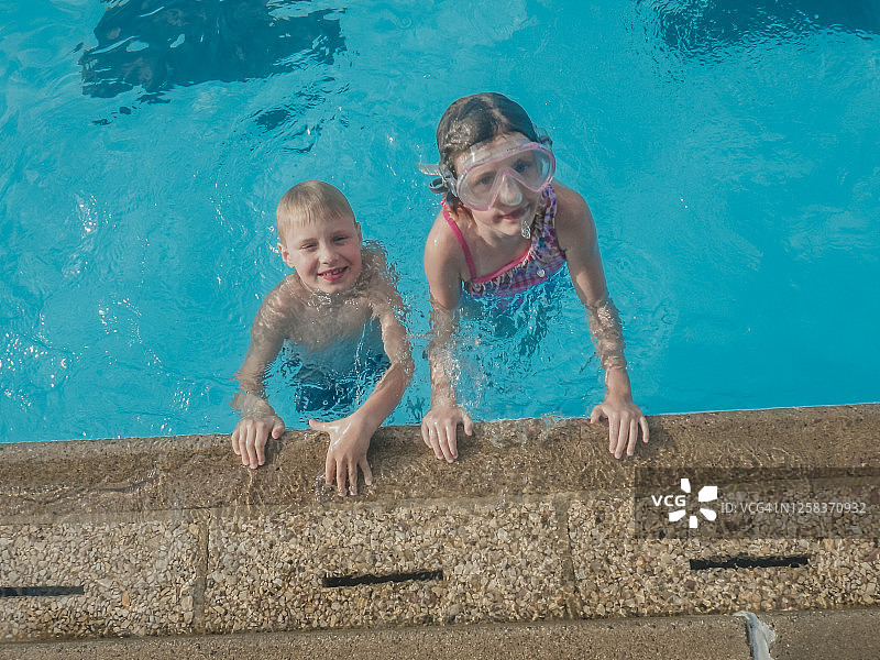 孩子们在泳池里玩耍图片素材