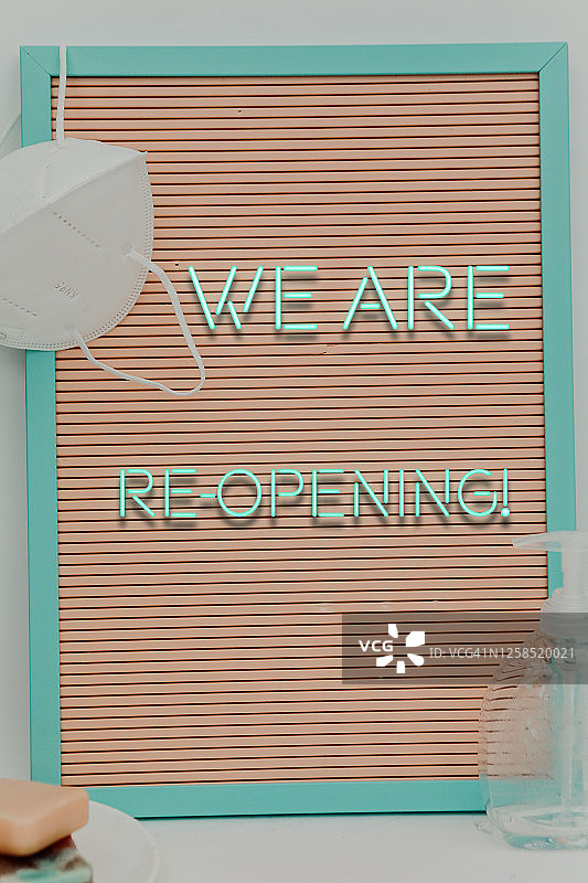 灯箱上的重新开业字样，配有洗手液和防护口罩图片素材