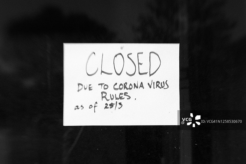 疫情期间商店橱窗上手写的暂停营业标志图片素材