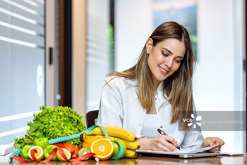 营养师使用平板电脑制定饮食计划图片素材