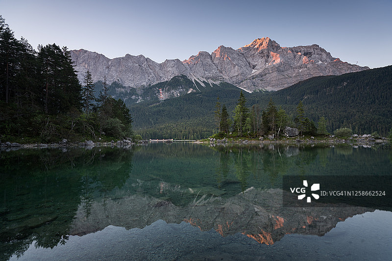 艾布湖和楚格峰的日出图片素材