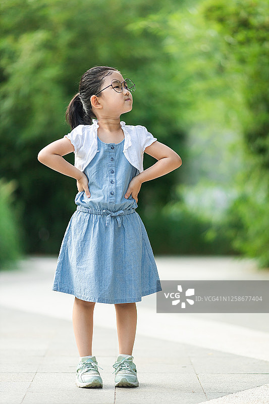 可爱的小女孩望向远方图片素材