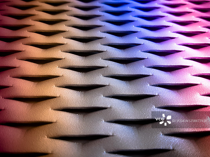 具有彩色反射的穿孔金属板透视特写图片素材