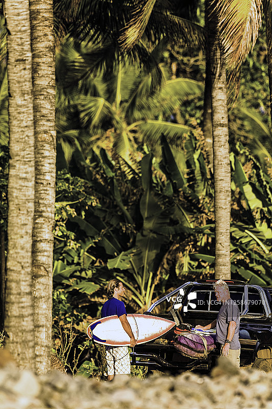 科摩罗双人冲浪图片素材