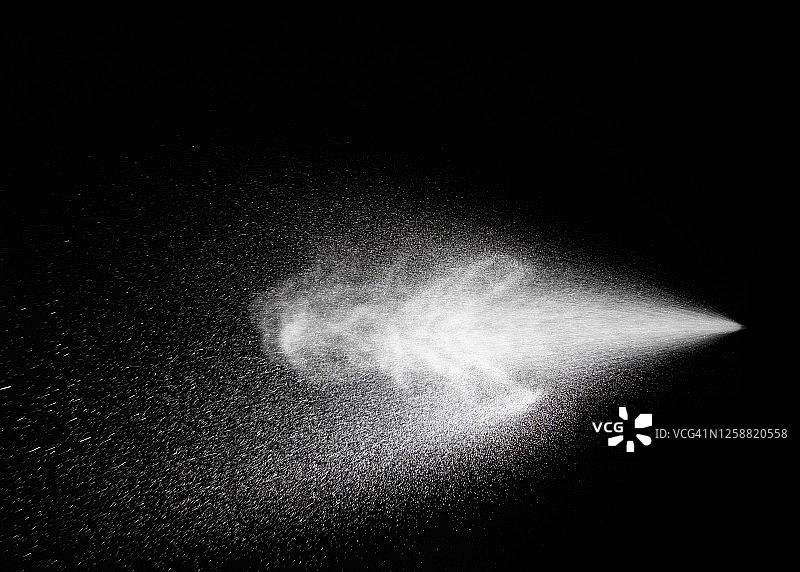 黑色背景水滴水压纹理图片素材