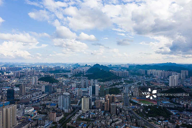 现代城市与山脉图片素材