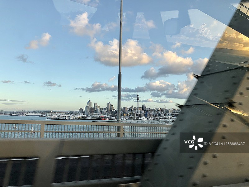 驾车穿越奥克兰海港大桥图片素材