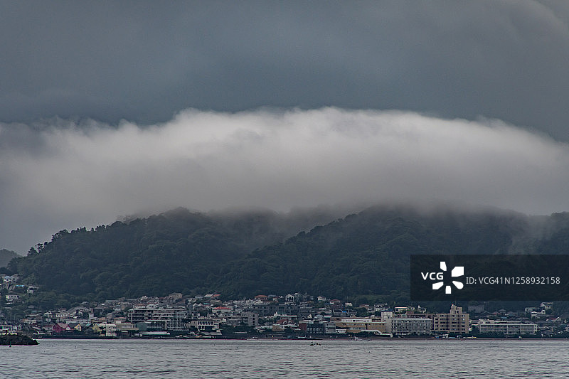 日本神奈川县海滩上的积雨云图片素材