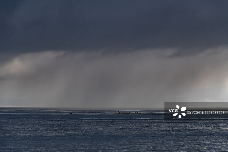 日本神奈川县海滩上的积雨云图片素材