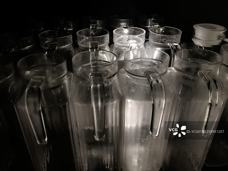 桌上的多个玻璃水瓶图片素材