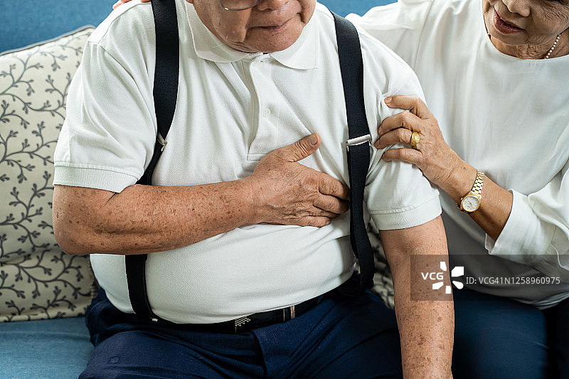 中年妇女照顾生病的亚洲丈夫图片素材