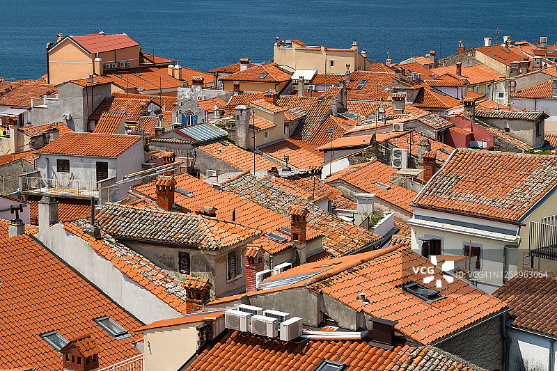 斯洛文尼亚皮兰屋顶的俯瞰图图片素材