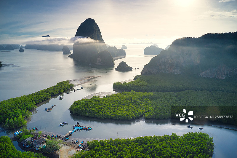 泰国普吉岛攀牙湾的早晨鸟瞰图图片素材