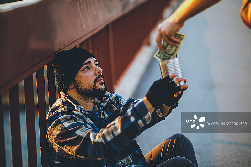 无家可归的男人收到钱图片素材